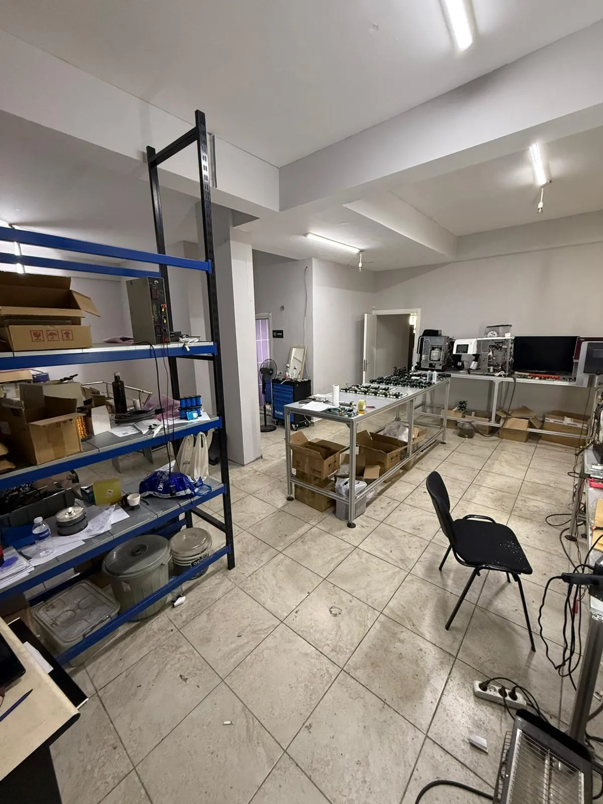 YAKACIK VATANSEVER CADDESİ'NDE SATILIK DÜZ AYAK DEPOLU DÜKKAN